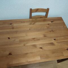 ダイニングテーブルと椅子2脚の画像