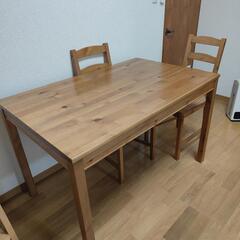 ダイニングテーブルと椅子2脚の画像