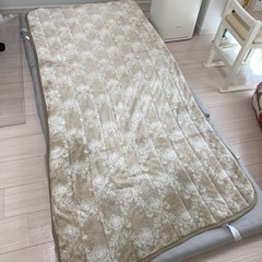 ニトリ　三つ折りマット、布団
の画像