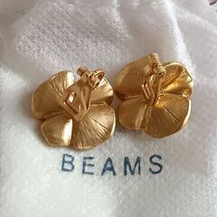 BEAMS⭕花のイヤリングの画像
