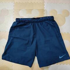 ナイキ　DRI-FIT素材のネイビーボトムス、サイドにロゴとスト...