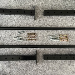 黒のプルアップバー壁に取り付けられた鋼製懸垂バー