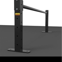 黒のプルアップバー壁に取り付けられた鋼製懸垂バーの画像