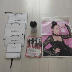 安室奈美恵のグッズとシャネルの紙袋の画像