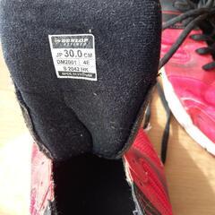 ダンロップの３０cmの赤いスニーカーの画像