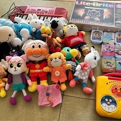 
ぬいぐるみ、電子ピアノ、パズル、絵本とおもちゃ等