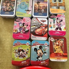 
ぬいぐるみ、電子ピアノ、パズル、絵本とおもちゃ等の画像