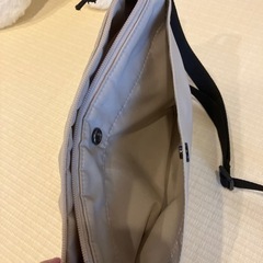 UNIQLO ベージュショルダーバッグの画像