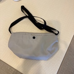 UNIQLO ベージュショルダーバッグの画像