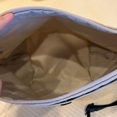 UNIQLO ベージュショルダーバッグの画像