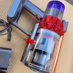 【配送費込】ダイソンV10Fluffy◇スタンド付き◇アタッチメント多数の画像