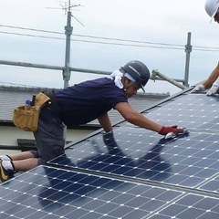 太陽光パネル設置作業員の画像