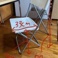 人気のIKEAの折りたたみ椅子一台の画像