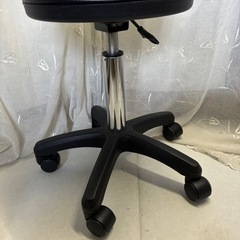 黒い 丸椅子 2個の画像