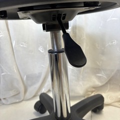 黒い 丸椅子 2個の画像