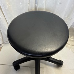 黒い 丸椅子 2個の画像