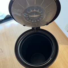 密閉式ゴミ箱ダストボックスの画像