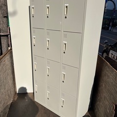 四つあり　オフィス家具　スチールロッカー　12人用　キーあり
