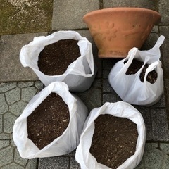 プランターや植木鉢で使った園芸用土、粒小石、素焼きの大型植木鉢