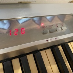 値下げ交渉受付中！ピアノタッチ⭐︎ペダル付き電子ピアノの画像