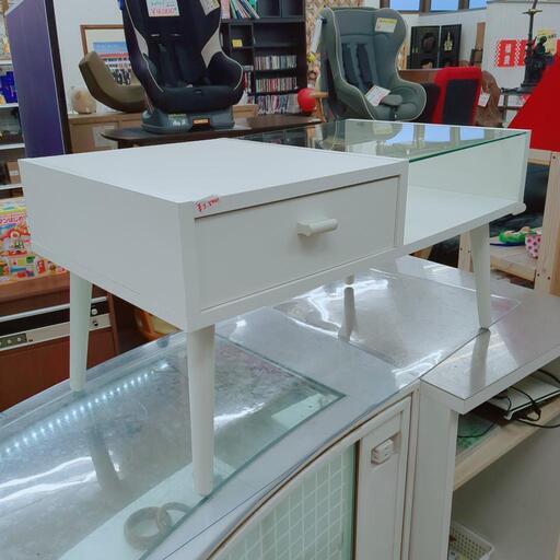ガラステーブル☆引き出し、ホワイトカラー、オシャレテーブル【浜村鹿野温泉ICから3分 買取本舗 宮本リサイクル 営業時間9～19時 定休日水曜のみ←連絡できませんm(_ _)m】