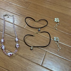 ピアス、チョーカー、ネクレス