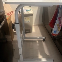 高さ調整可能テーブル