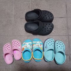 クロックス　CROCS 　幼児用（カラー）3足　小学生用（黒）1足の画像