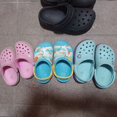 クロックス　CROCS 　幼児用（カラー）3足　小学生用（黒）1足の画像