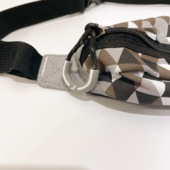 asics 幾何学模様 ウエストポーチの画像