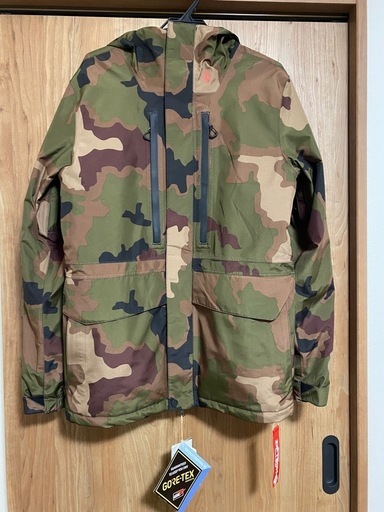 新品タグ付VOLCOM GORE-TEX 迷彩柄 スノーボードウェア 新品タグ付VOLCOM GORE-TEX 迷彩柄 スノーボードウェア