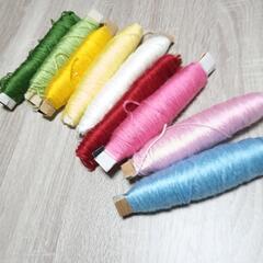 【無料プレゼント】カラフルな毛糸 まとめた物