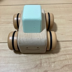 オルゴール機能付きの木製のクルマの玩具