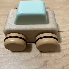 オルゴール機能付きの木製のクルマの玩具の画像