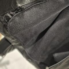 黒色の本革製ライダースジャケット(プロテクター付)メッシュ切り替えの画像