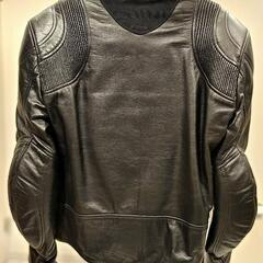 黒色の本革製ライダースジャケット(プロテクター付)メッシュ切り替えの画像