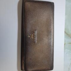 PRADA　プラダ　財布　ゴールド　外見使用感ありますがまだまだ。中身チャックは大丈夫。の画像