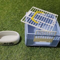 小鳥の雛の飼育箱  と  水浴び容器