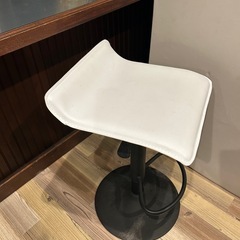 カウンターチェア2脚
の画像