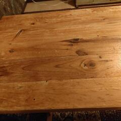 木製テーブル椅子２つの画像