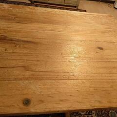 木製テーブル椅子２つの画像