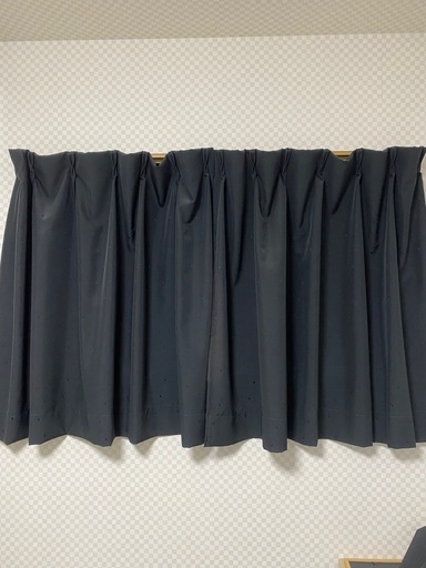 今月まで　格安【未使用・美品】黒色　柄込カーテン ２つ窓セット