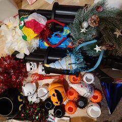 誕生日、ハロウィン、クリスマスのパーティーグッズと水鉄砲、紙風船
