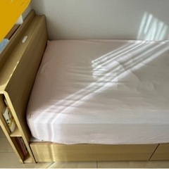 ニトリ　セミダブル　ベッドフレームの画像