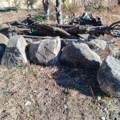 お庭造りに大小、いろんな形の石多数あります。の画像