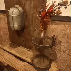 照明&花瓶付き木製シェルフの画像