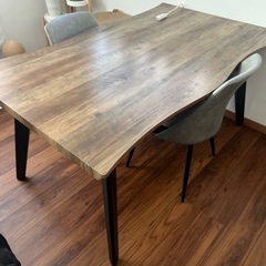 ダイニングテーブルの画像