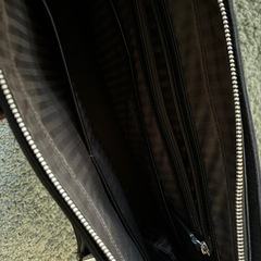 スーツ　カバンの画像