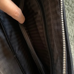 スーツ　カバンの画像