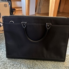 スーツ　カバンの画像